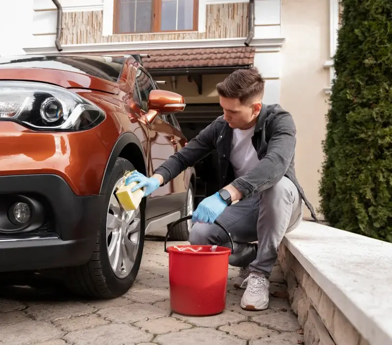 Lavage auto à domicile Escoutoux : professionnel intervenant sur un véhicule